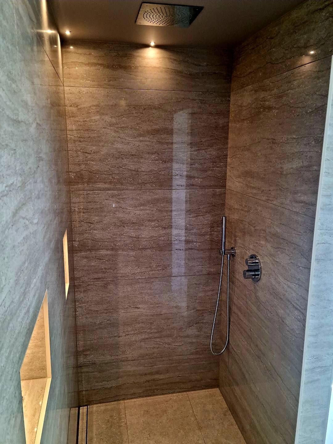 Exklusiv dusch med natursten